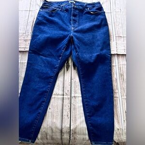 Good American jeans size 20-26 these adjust to your size between sizes20-26 A400